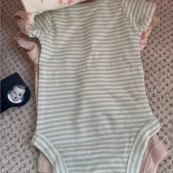 Gerber Baby Onesies and Socks Set NWT - Picture 3 of 3